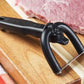 🥩🔪 50% OFF! Cortador de Gordura Manual para Carne Bovina e Suína – Suporte curvo em U remove gordura superficial sem desperdiçar carne magra. Lâmina de aço inoxidável, pegada ergonômica – prepare como um profissional! 🧑‍🍳✨